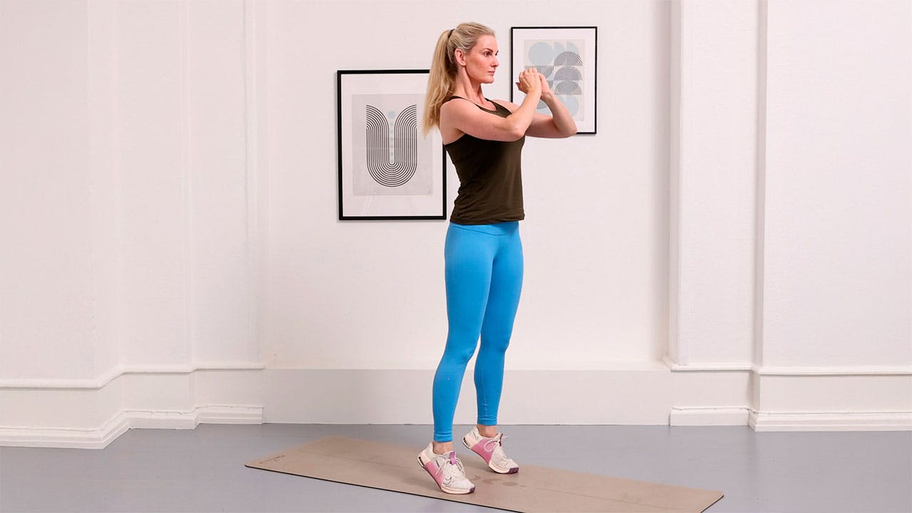 squats med heel raise Kvinde laver squats med heel raise